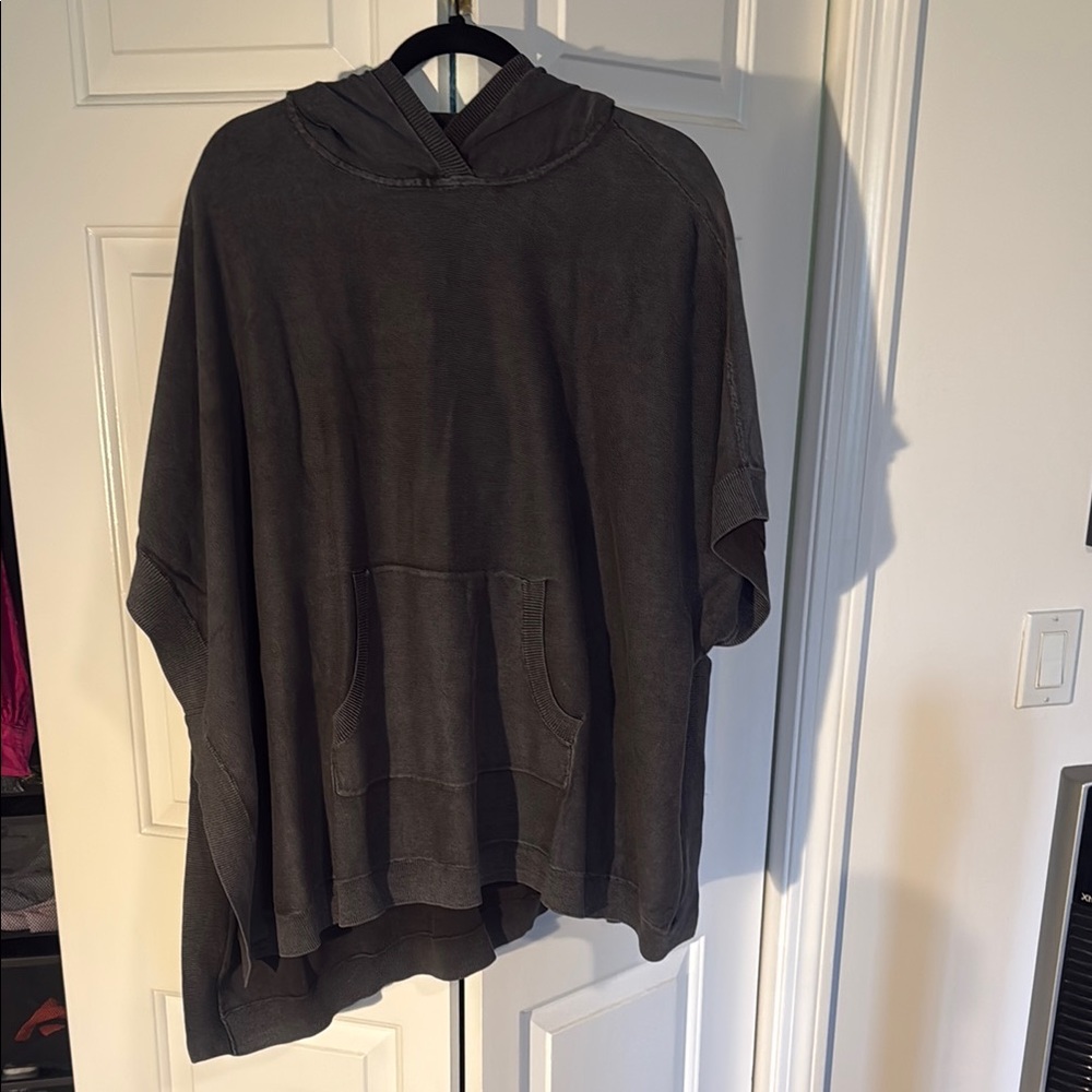 Barefoot dreams hooded poncho in sun bleached black. One size